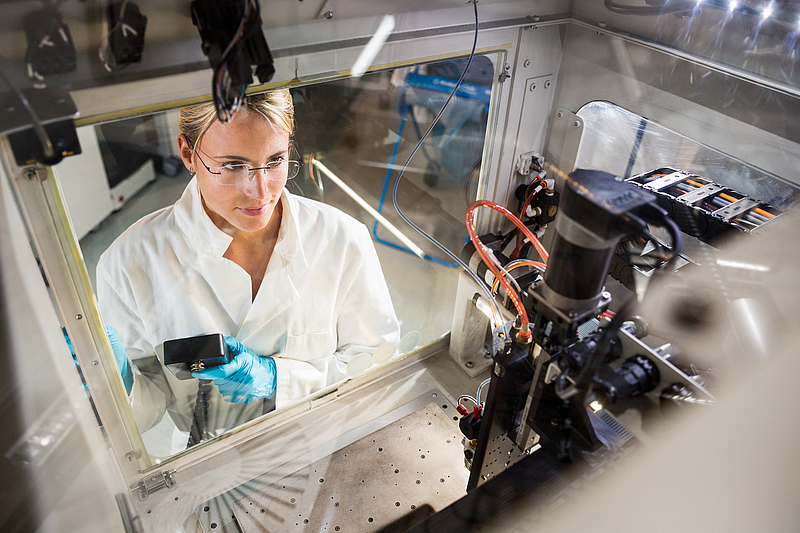 Wissenschaftlerin am Teststand bei der Entwicklung von Katalysatortinte