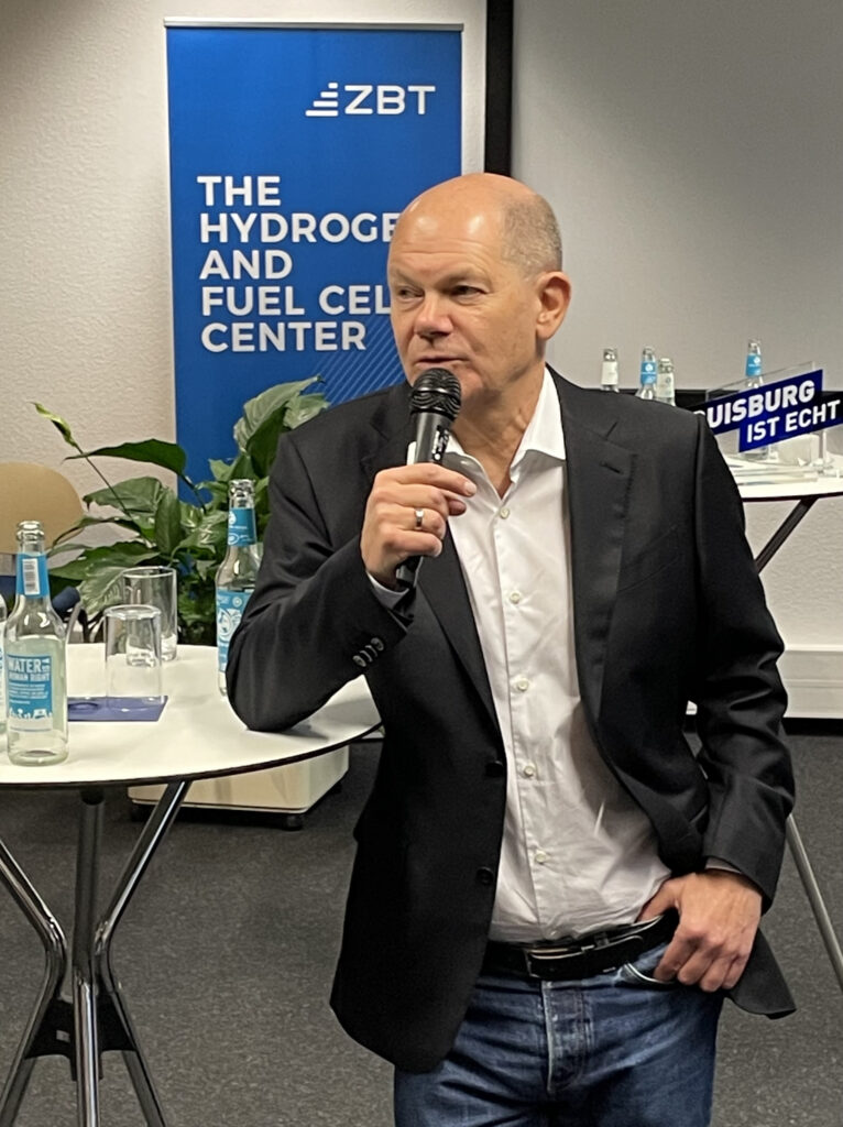 Olaf Scholz diskutierte mit jungen Wissenschaftler:innen und Studierenden des ZBT.
