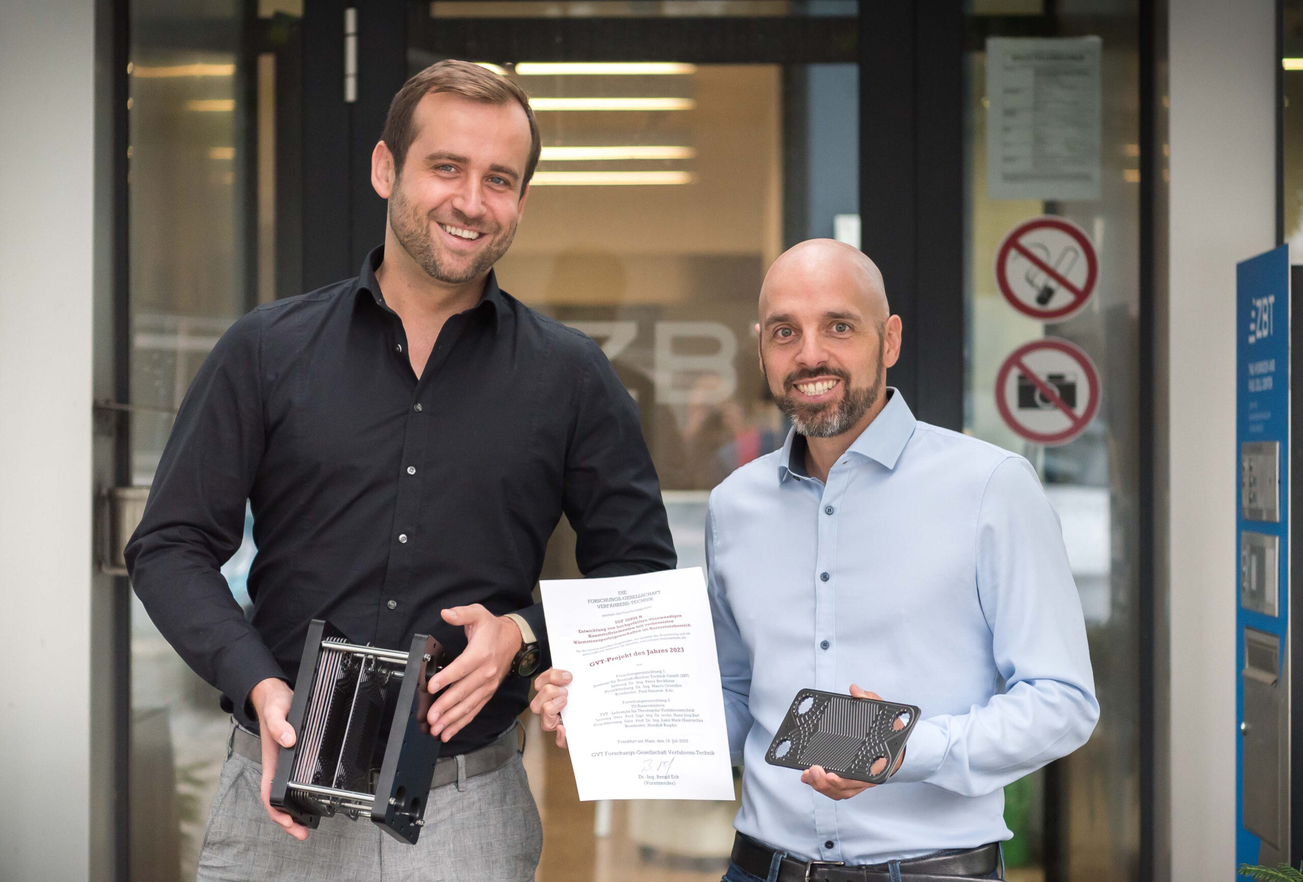 ZBT-Wissenschaftler freuen sich über den Erfolg ihres Projekts und präsentieren stolz ihre Auszeichung