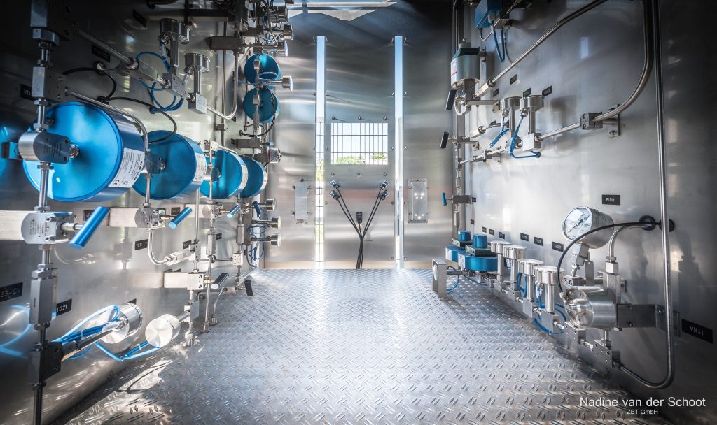 Raum mit zahlreichen Armaturen und Schalttafeln