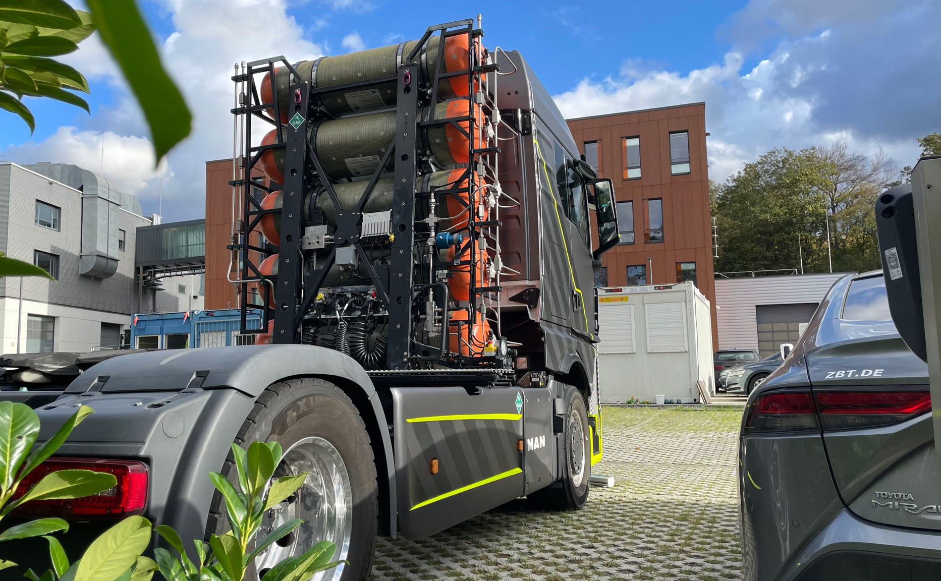 Eine Sattelzugmaschine mit Wasserstoffspeichern hinter der Fahrerkabine