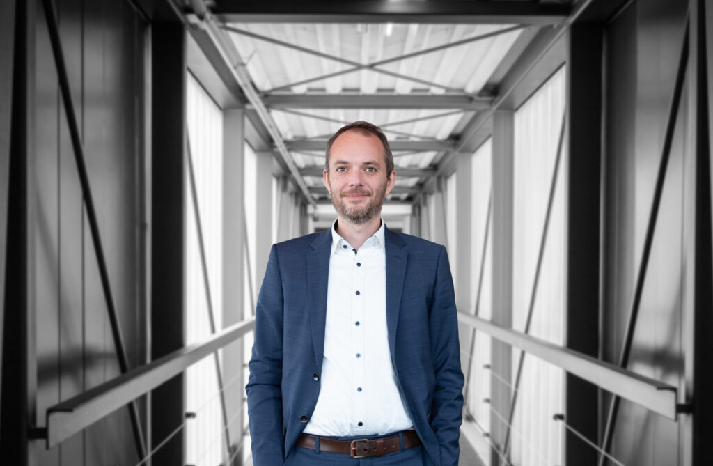 Porträt von Jonas Sudhoff.