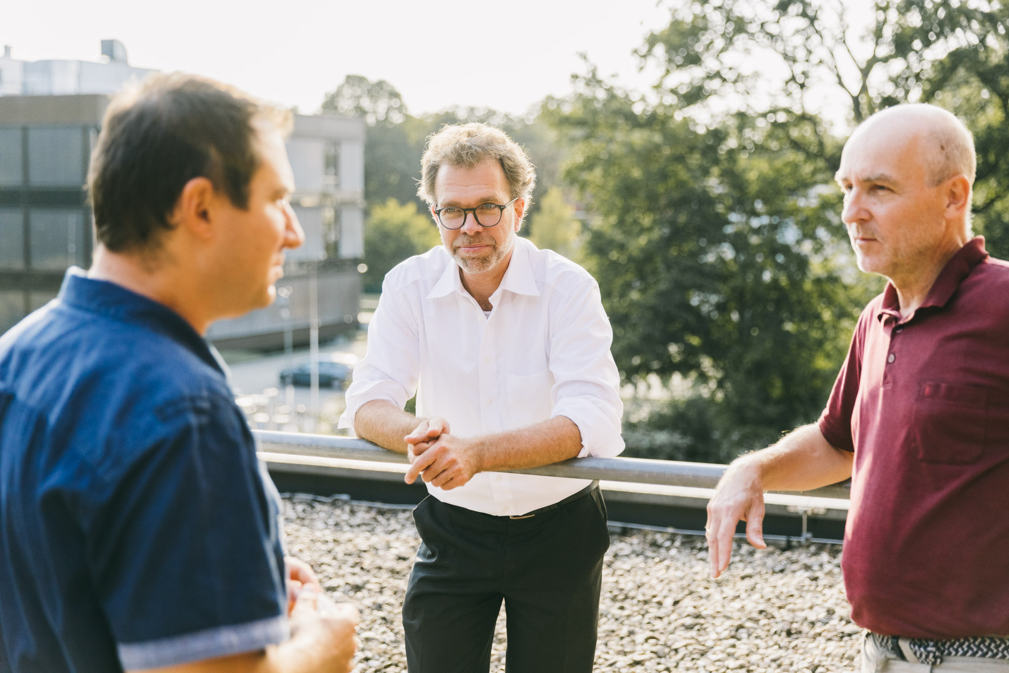 Gesprächssituation zwischen drei Personen auf dem Institutsdach