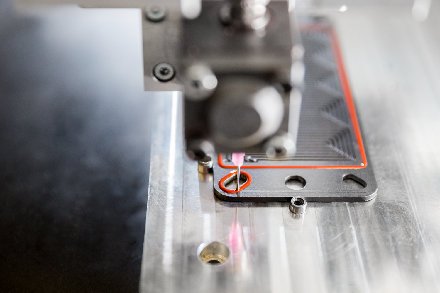 Ein Roboter appliziert eine Dichtung auf einen graphitische Bipolarplatte