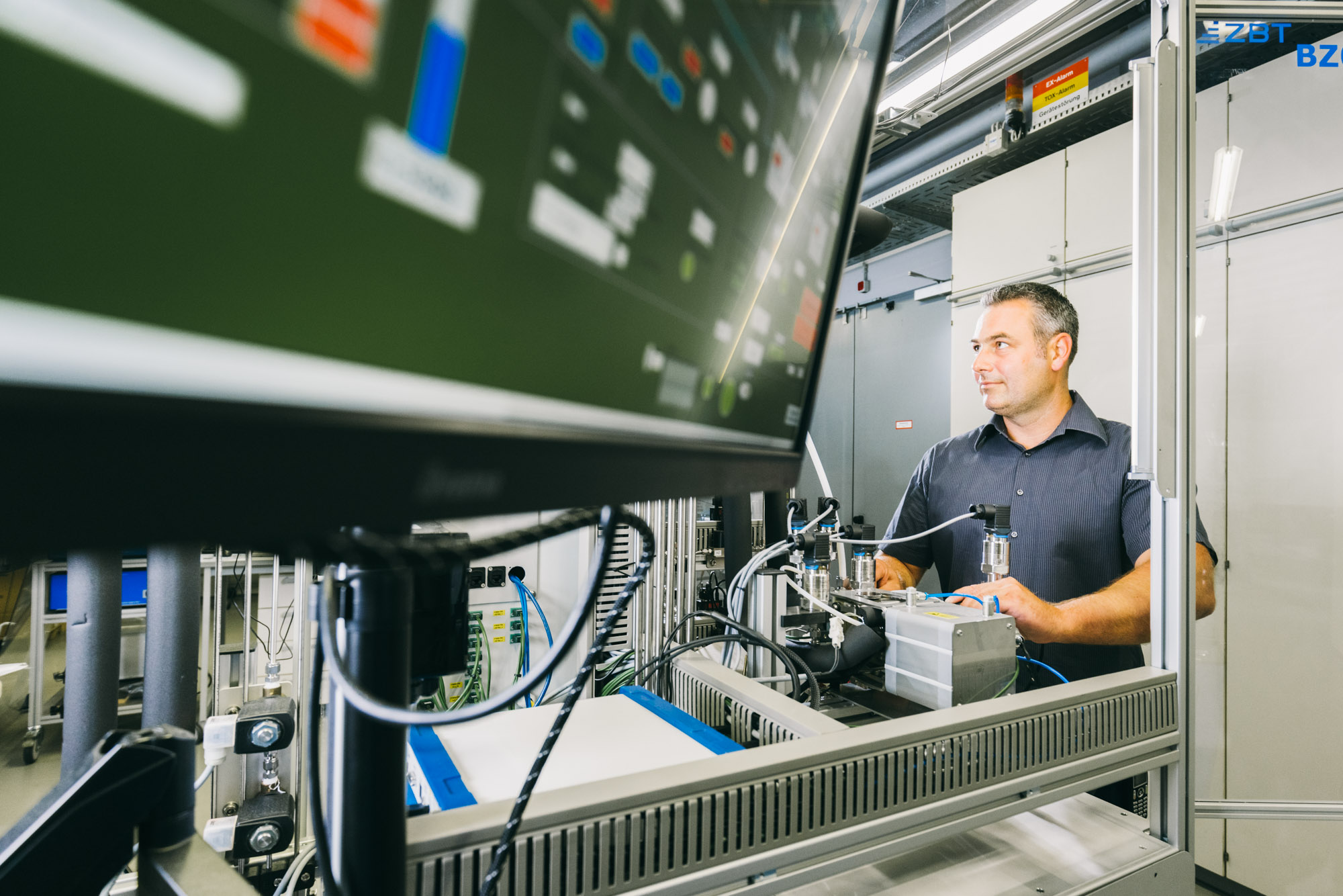 ZBT-Mitarbeiter bedient Brennstoffzellenteststand im Labor