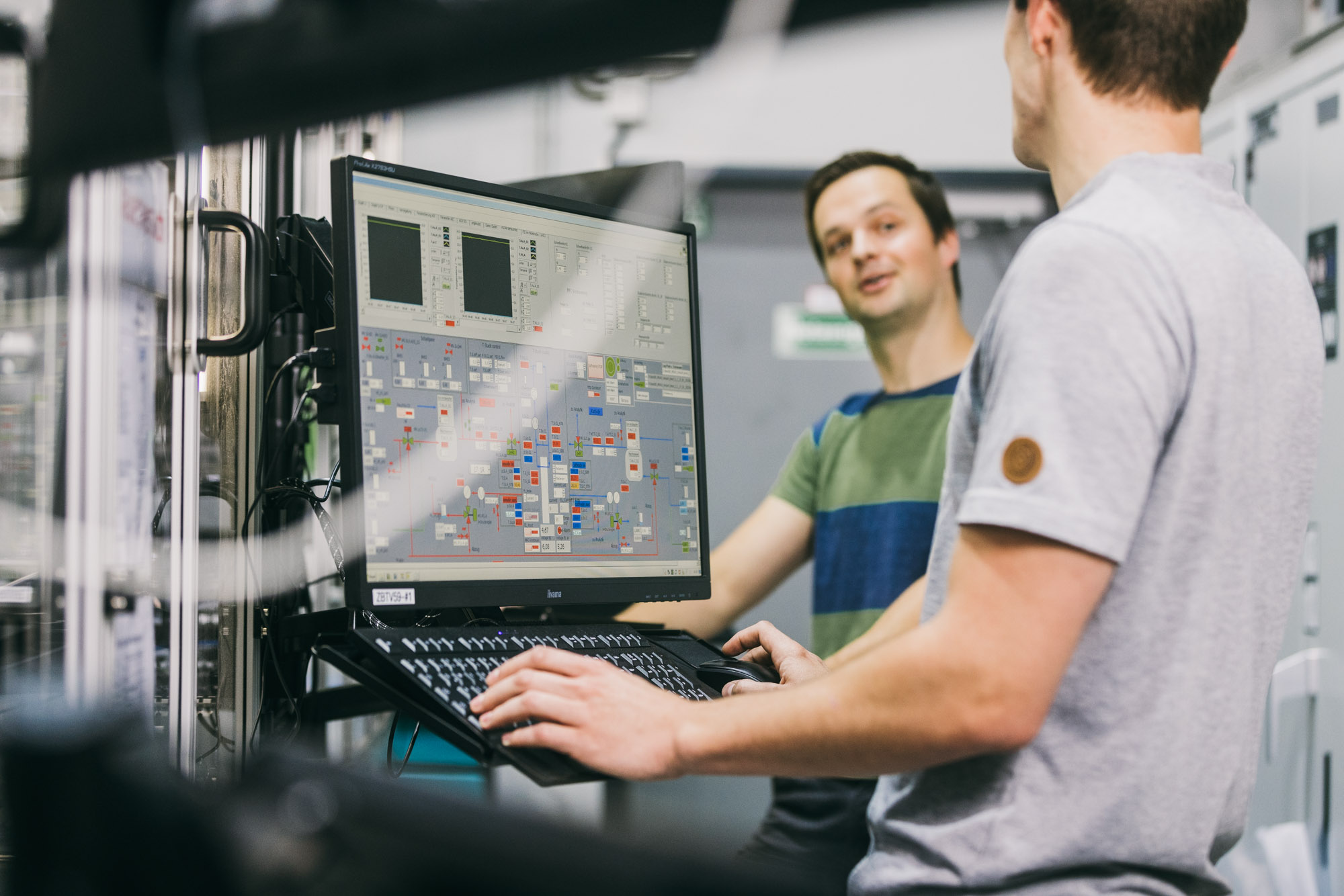 Zwei Wissenschaftler stehen im Labor an einem Teststand