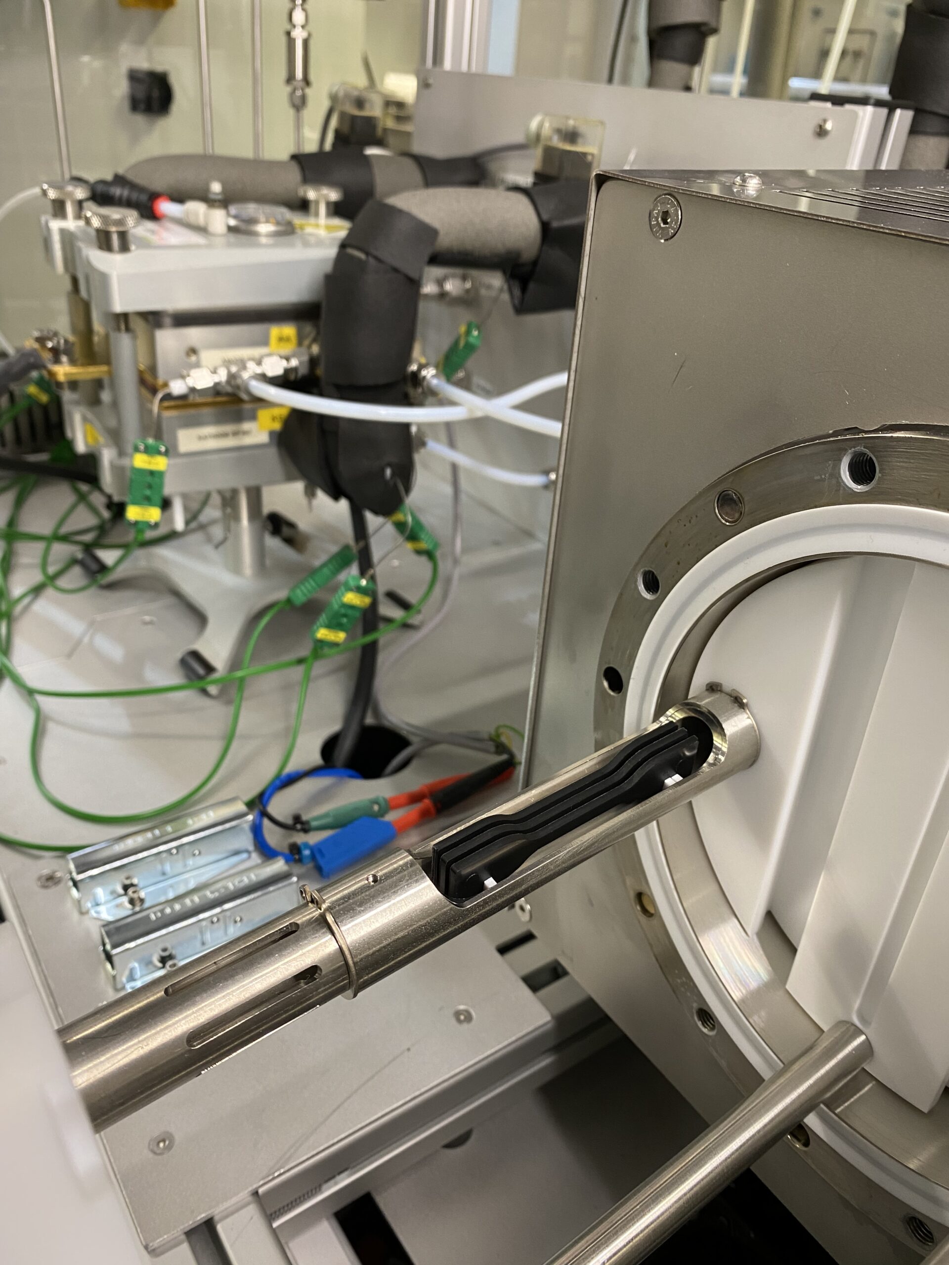 Abgeildet sind Werkstoffproben und eine Emissionskammer.