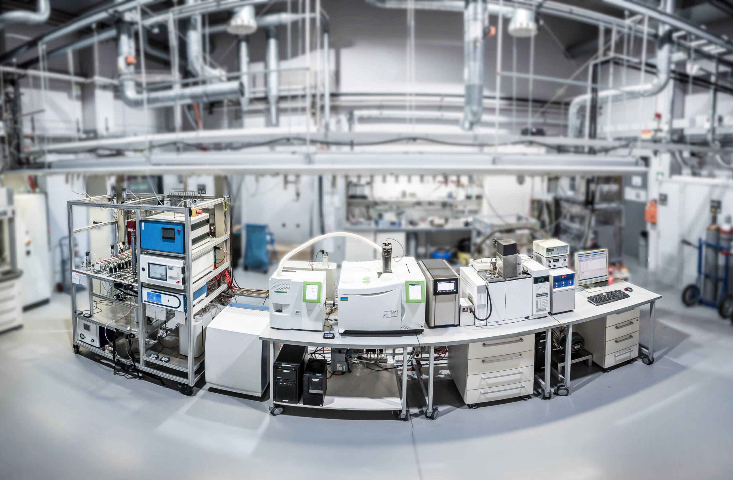 Blick in das Wasserstoffqualitätslabor Hy-Lab am ZBT mit zahlreichen Analysegeräten auf Tischen