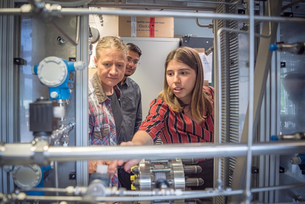 Zwei Frauen blicken in einen Teststand.