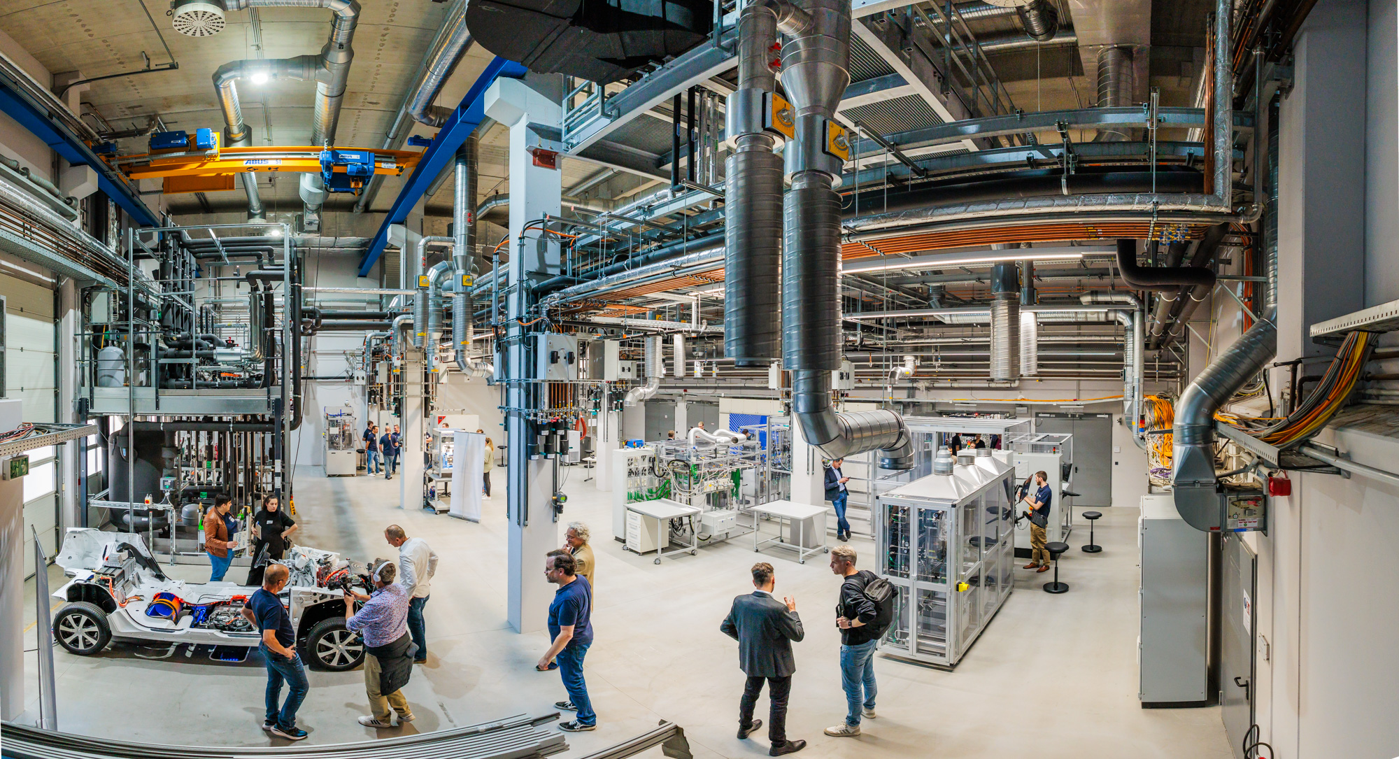 Blick in das Hauptlabor des ZBT während der Einweihungsveranstaltung 2024 nach dem großen Laborumbau