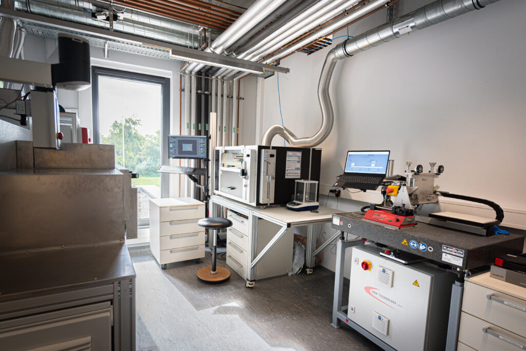 Beschichtungslabor im ZBT mit mehrerenMaschinen zur Messung und