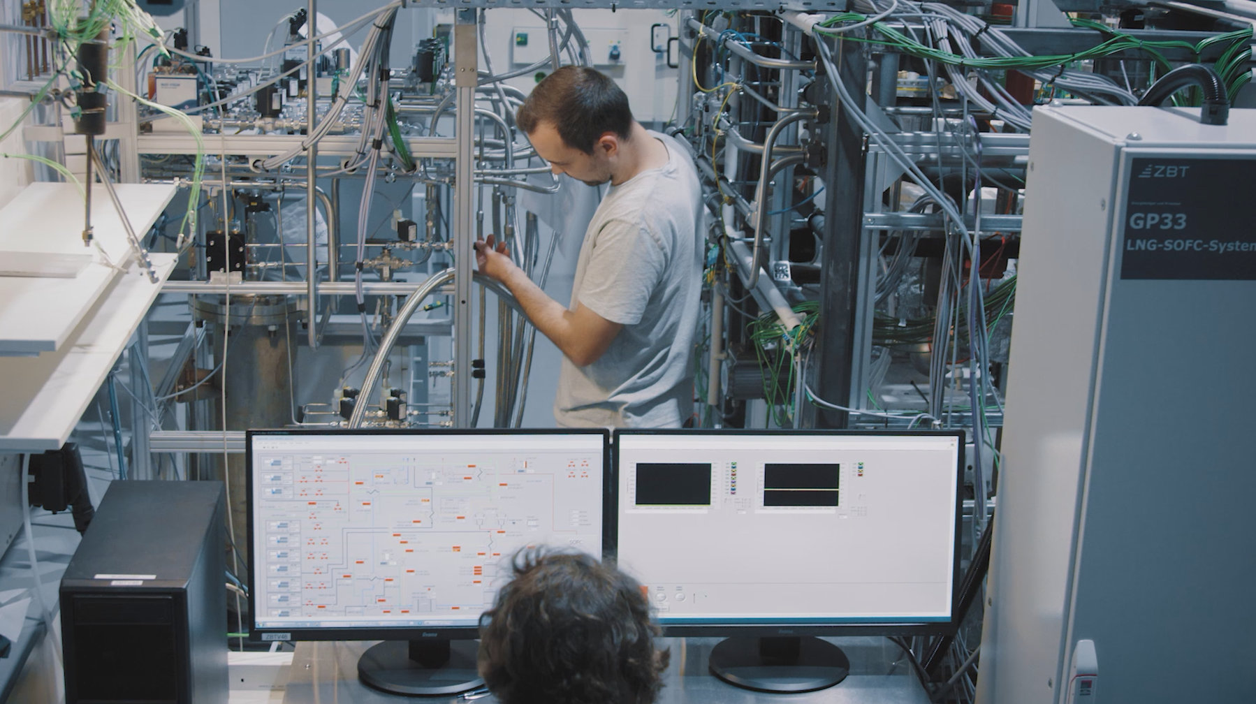 Mitarbeiter im Labor bedient ein Reformer-SOFC-System