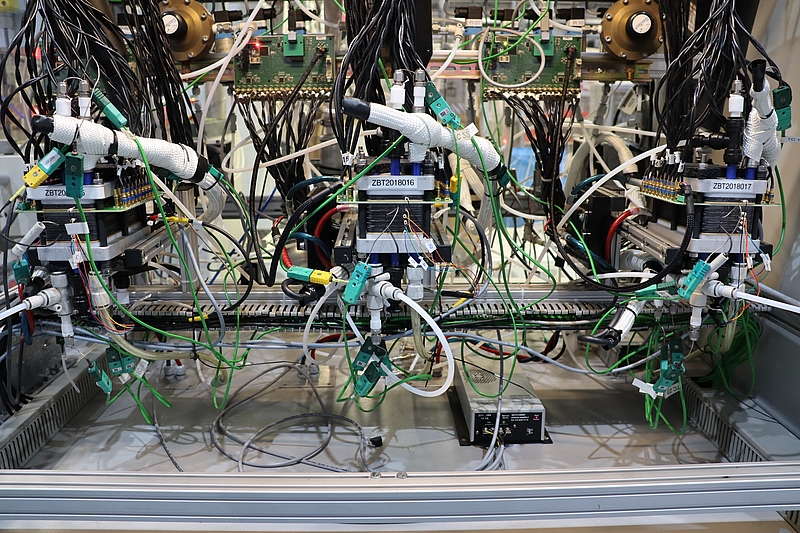 Abgebildet sind 3 Brennstoffzellensysteme in einer Testumgebung.