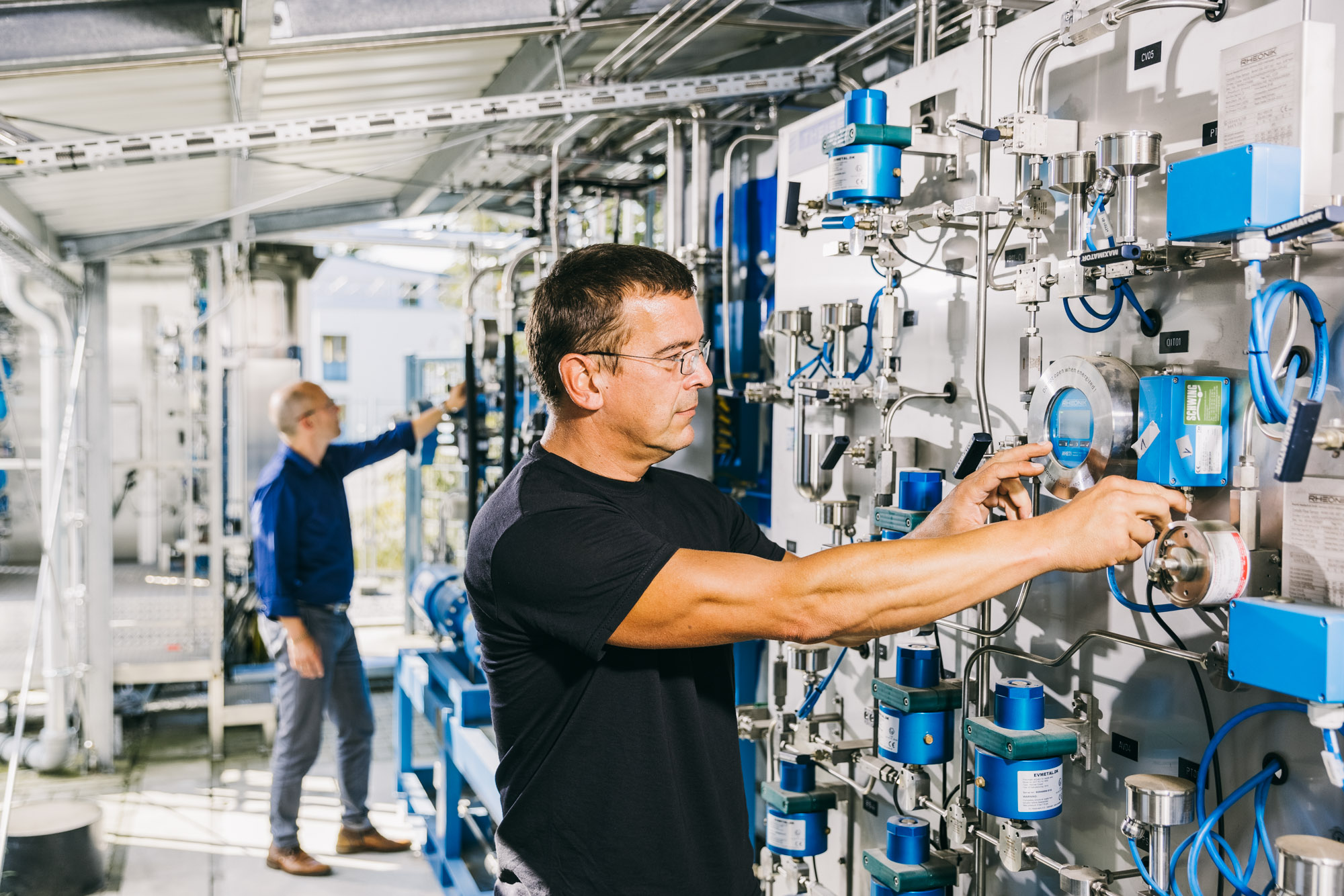 ZBT-Mitarbeiter an der Hauptschalttafel der Wasserstoff-Testtankstelle auf dem Wasserstoff-Testfeld