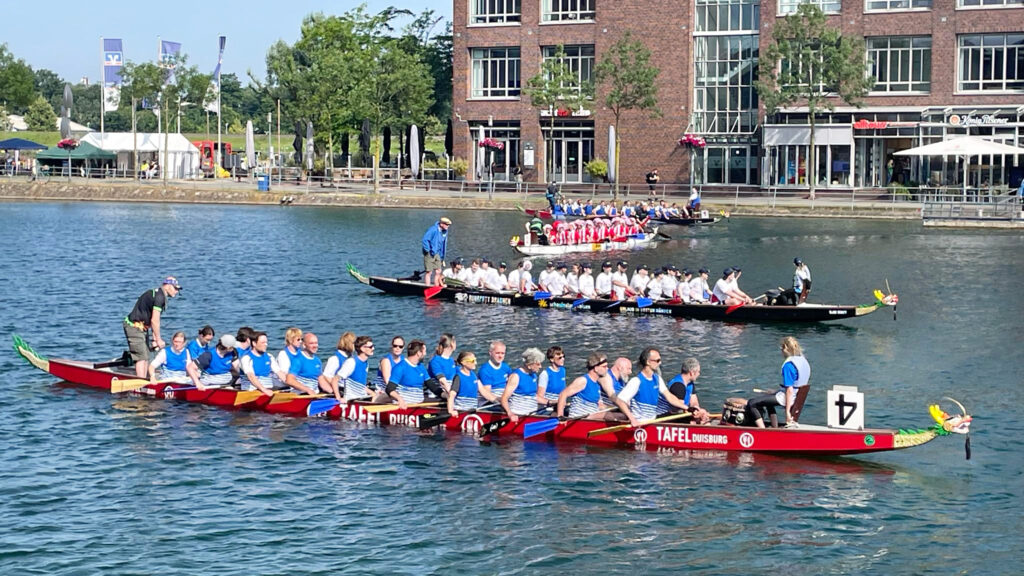 On the way to the starting line: The ZBT team sets up the dragon boat. Then it's time to concentrate fully on the start.

