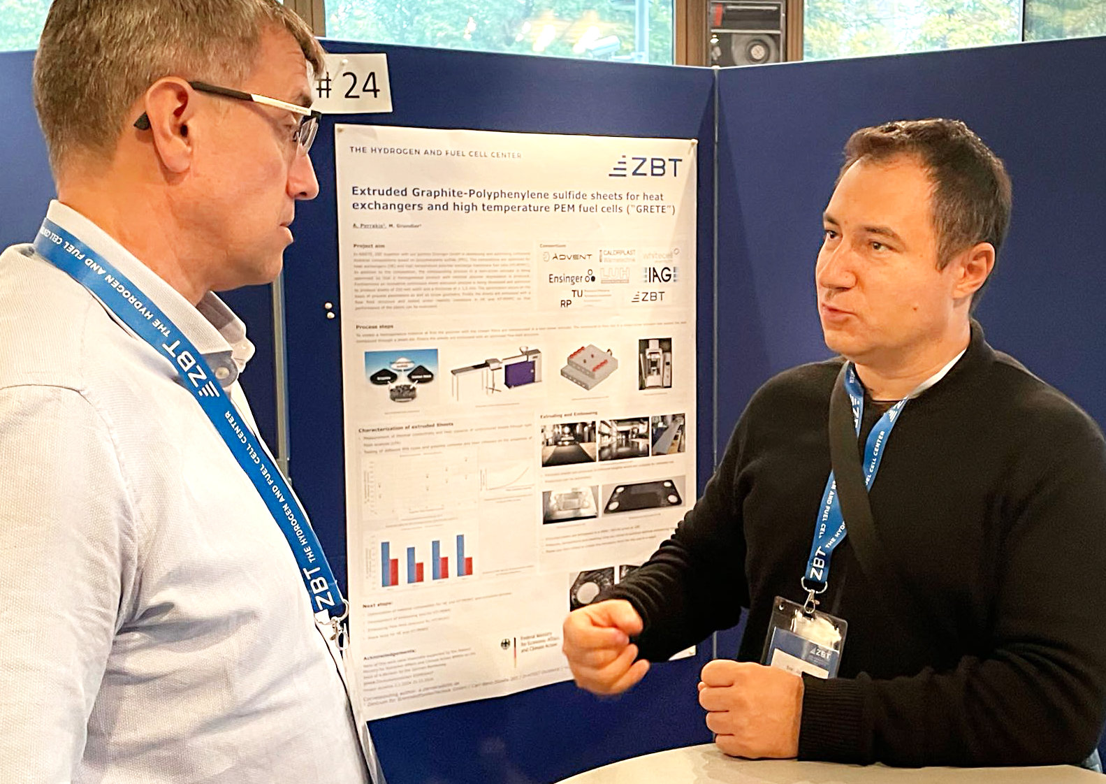 Gespräch in der Posterausstellung beim Hydrogen Energy Symposium 2024