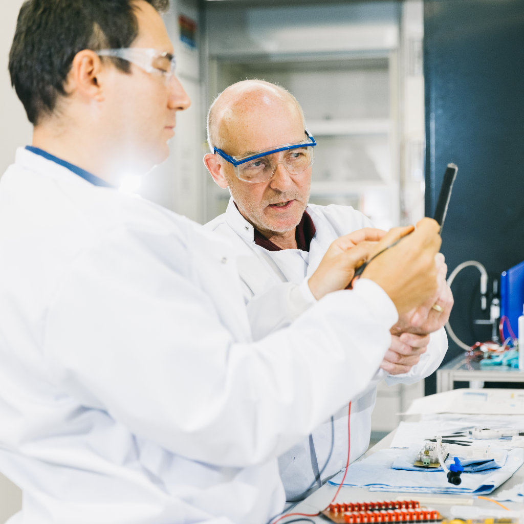 ZBT-Wissenschaftler Ivan Radev und Volker Peinecke begutachten elektrochemische Komponenten im Labor des ZBT