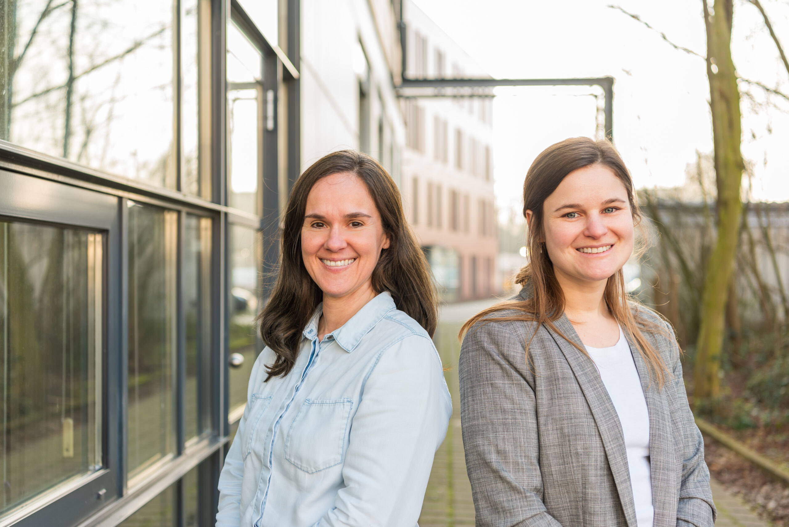 Zwei Mitarbeiterinnen neben dem ZBT-Gebäude