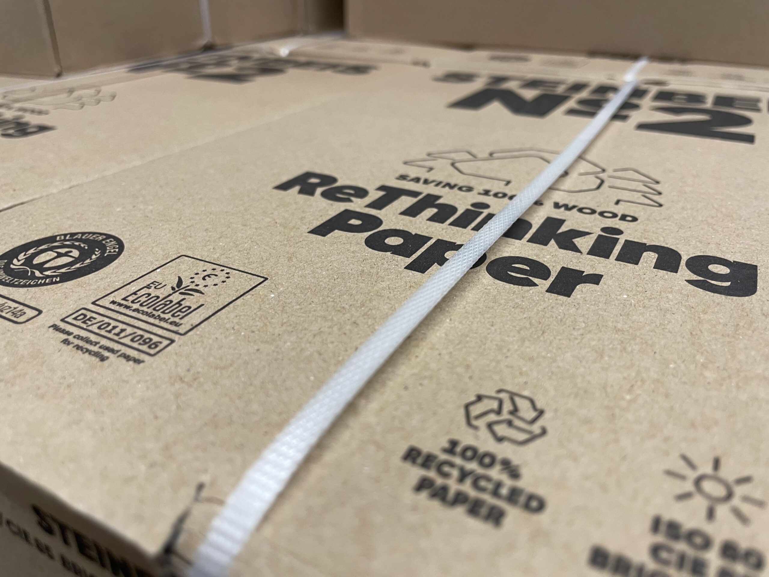 braune Pappverpackung von umweltfreundlichem Recycling-Druckerpapier mit diversen Umwelt-Siegeln