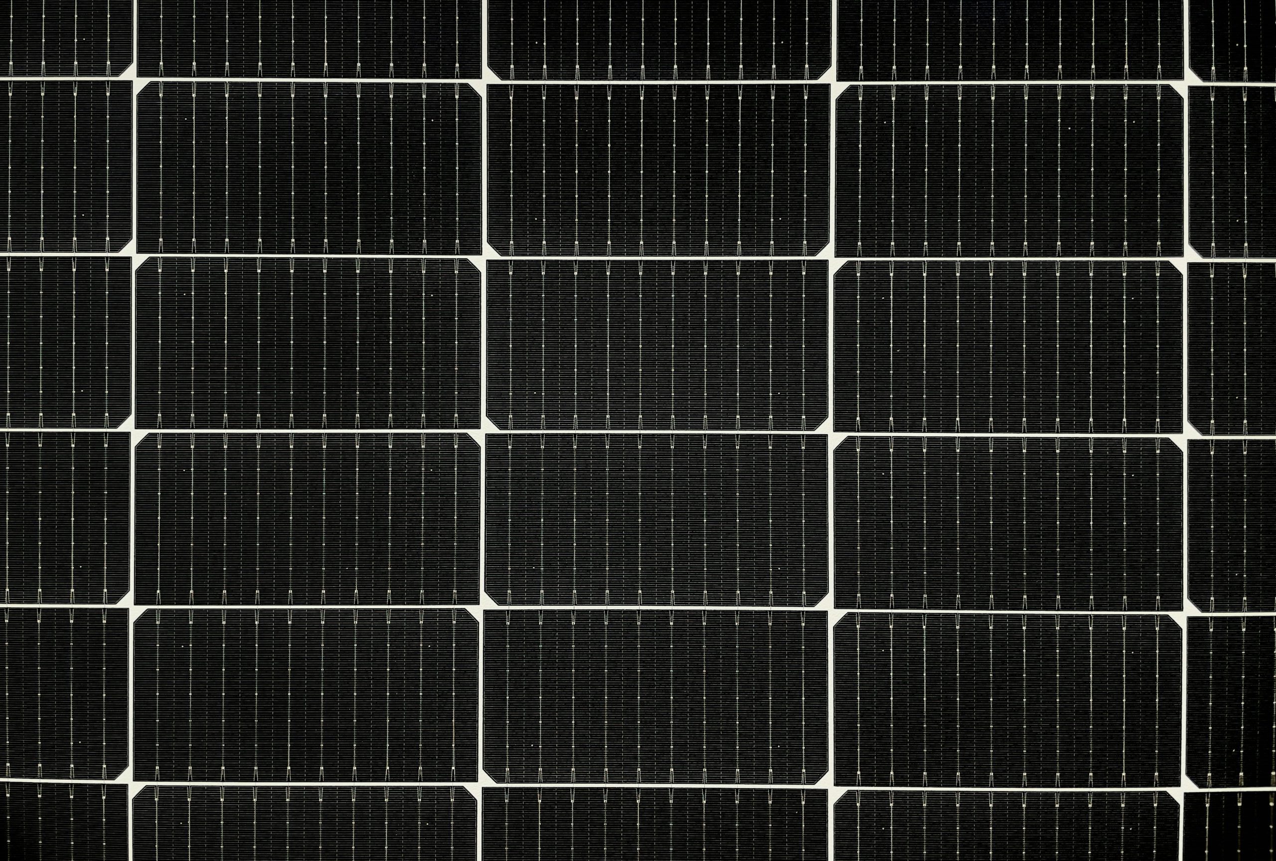 symmetrische, frontale Aufnahme von Photovoltaik-Panele, Foto von Bernd Dittrich auf unsplash.com